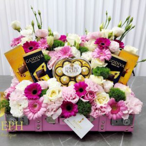 מארז מזוודת פרחים עם שוקולד וכרטיס ברכה