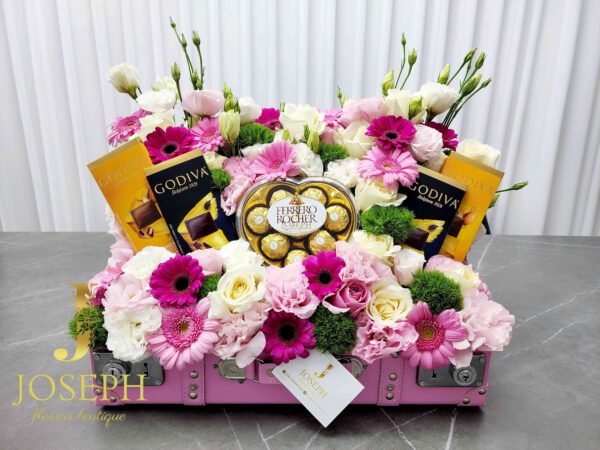 מארז מזוודת פרחים עם שוקולד וכרטיס ברכה