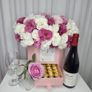 קופסת פרחי ליזיאנטוס עם שוקולד ויין