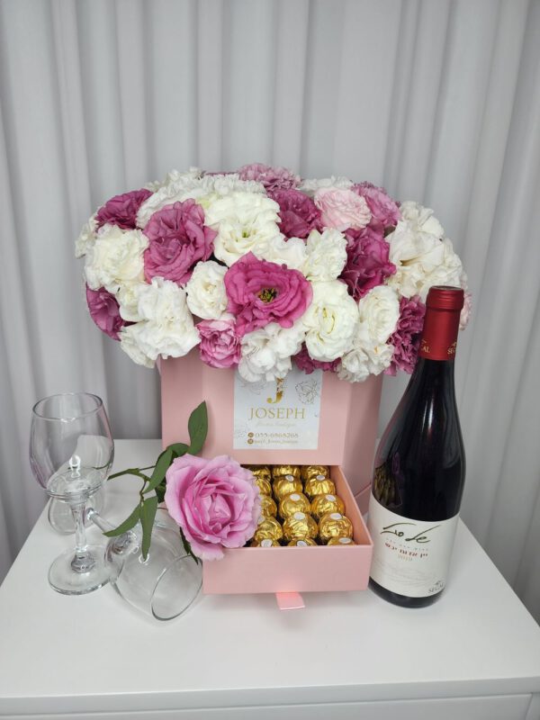 קופסת פרחי ליזיאנטוס עם שוקולד ויין