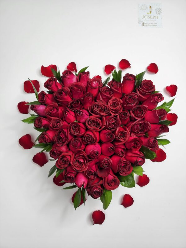 זר ורדים אדום בצורת לב