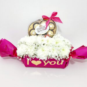 מארז פרחים לבנים בקופסא בצורת סוכריה בתוספת שוקולד